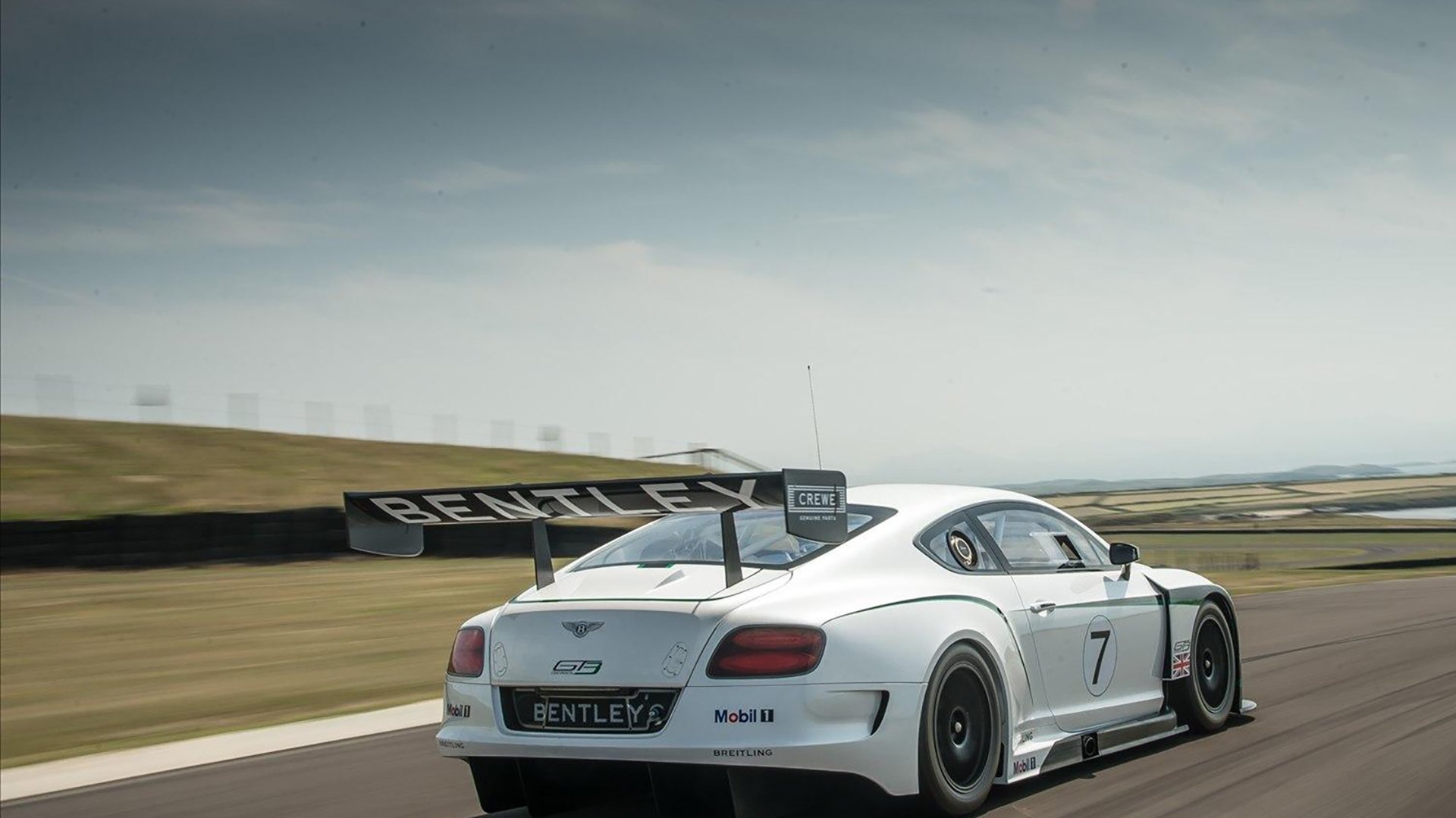 开云官网-足球比赛文化创意衍生品销售数据增长显著,足球产品营销方案